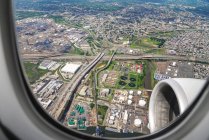 Com vista para a terra e área urbana do avião — Fotografia de Stock