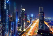 Paisaje urbano elevado de Sheikh Zayed Road en Dubai por la noche - foto de stock