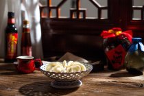 Vista ravvicinata dei tradizionali gnocchi cinesi in ciotola sul tavolo — Foto stock