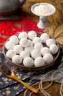 Vue rapprochée des boules de riz gluantes chinoises traditionnelles et des graines de sésame sur la table — Photo de stock