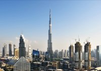 DUBAI, EMIRATOS ÁRABES UNIDOS - 7 de octubre de 2016: El centro de Dubái con la torre Burj Khalifa, la estructura artificial más alta del mundo - foto de stock