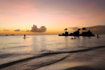 Красивый закат на пляже на острове Боракай на Филиппинах — стоковое фото