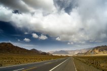Paysages routiers et prairies de Gannan dans la province du Gansu, en Chine — Photo de stock