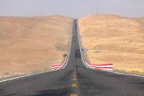 Autostrada del deserto dello Xinjiang nel deserto nella giornata di sole — Foto stock