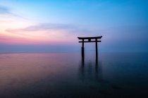 Torii en el lago Biwa con un santuario durante el amanecer escénico - foto de stock