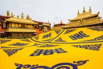 Tibete Lhasa, templo jokhang com bela arquitetura tradicional — Fotografia de Stock