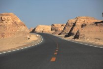 Leere Asphaltstraße und schöne Felsen in der Wüste Gobi, Provinz Qinghai, China — Stockfoto
