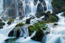 Erstaunliche Landschaft mit malerischem Wasserfall, Jiuzhaigou, Sichuan Provinz, China — Stockfoto