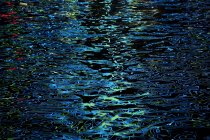 Vue plein cadre de belles ondulations d'eau bleu foncé — Photo de stock