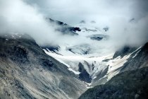 Increíble paisaje con montañas cubiertas de nieve en Alaska - foto de stock