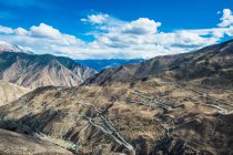 Vista aérea da estrada sinuosa e montanhas cênicas, Tibete BaSu transformar 72 paisagem de montanha — Fotografia de Stock