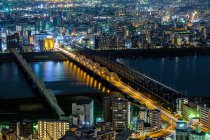 Удивительный вид с воздуха на город Осака Японии ночью — стоковое фото