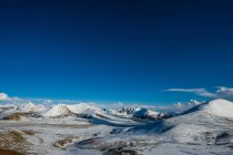 Amazing landscape with snow-covered mountains in Tibet — Stock Photo