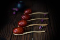 Vista de cerca de las bayas de jujube rojas saludables en la mesa de madera - foto de stock