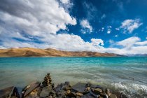Amazing landscape with scenic Yangzhuoyong Lake, Tibet — Stock Photo