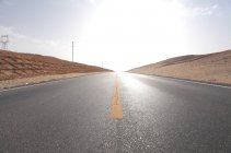 Carretera del desierto de Xinjiang en el desierto en un día soleado - foto de stock