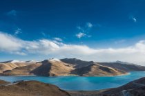 Amazing landscape with scenic Yangzhuoyong Lake, Tibet — Stock Photo