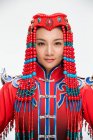 Hermosa mujer joven en el traje mongol mirando a la cámara - foto de stock
