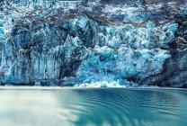 Изумительный природный вид на величественный айсберг на Аляске — стоковое фото
