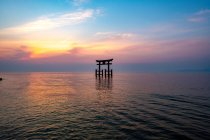 Torii en el lago biwa con santuario durante el atardecer escénico - foto de stock
