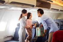 Счастливая семья с одним ребенком, путешествующим на самолете — стоковое фото