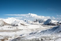 Increíble paisaje con montañas cubiertas de nieve en el Tíbet - foto de stock