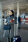 Hermosa joven empresaria con pasaporte y billete en el salón del aeropuerto - foto de stock