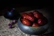 Nahaufnahme von roten gesunden Jujube-Beeren auf Holztisch — Stockfoto