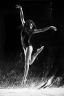 Bella giovane donna asiatico ballerino in movimento — Foto stock