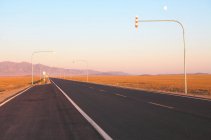 Синьцзян шосе пустелі в пустелі в сонячний день — стокове фото