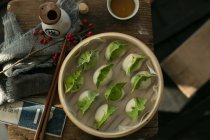 Вид зверху смачні традиційні китайські пельмені в мисці на столі — стокове фото
