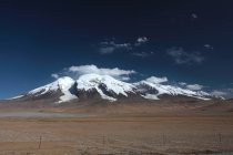Increíble paisaje con montañas cubiertas de nieve, Xinjiang kashi, tao pamirs muztagh ata pico - foto de stock