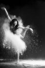 Schöne junge weibliche asiatische Balletttänzerin in Bewegung — Stockfoto