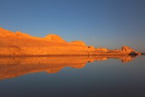 Hermoso paisaje con formaciones rocosas reflejadas en el agua en el parque geológico de Yadán, provincia de Qinghai - foto de stock
