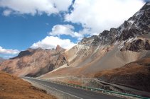 Autostrada vuota e bellissimo paesaggio montano in Xinjiang, Cina — Foto stock