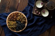 Vue rapprochée de divers raisins secs sains savoureux dans un bol — Photo de stock