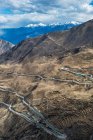 Vue aérienne de la route sinueuse et des montagnes pittoresques, Tibet BaSu tour 72 paysage de montagne — Photo de stock