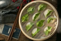 Вид на вкусные традиционные китайские пельмени в миске на столе — стоковое фото