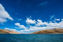 Paysage étonnant avec pittoresque lac Yangzhuoyong, Tibet — Photo de stock