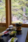 Набор вкусной японской кухни на деревянном столе — стоковое фото