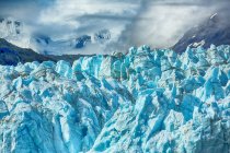 Дивовижний природний вигляд величного айсберга на Алясці — стокове фото