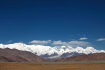 Amazing landscape with snow-covered mountains, Xinjiang kashi, tao pamirs muztagh ata peak — Stock Photo