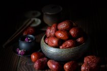 Close-up vista de vermelho saudável bagas de jujuba na mesa de madeira — Fotografia de Stock