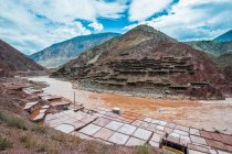 Река Меконг и соляной колодец в округе Тибет Манган — стоковое фото