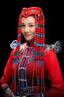 Красивая молодая женщина в монгольском костюме смотрит в камеру — стоковое фото