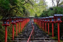 Arquitectura tradicional japonesa en el santuario de Kioto, Kioto, Japón - foto de stock
