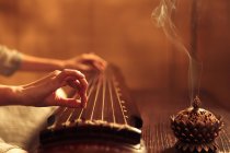 Обрізаний знімок жінки, що грає традиційний китайський інструмент Гуджен — стокове фото
