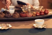 Vue rapprochée des tasses et du décor traditionnel lors de la cérémonie du thé chinois — Photo de stock