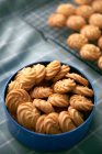 Vista close-up de deliciosos biscoitos caseiros na tigela na mesa — Fotografia de Stock