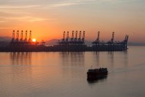 Attrezzature industriali e navi in porto al tramonto, Shenzhen, Cina — Foto stock